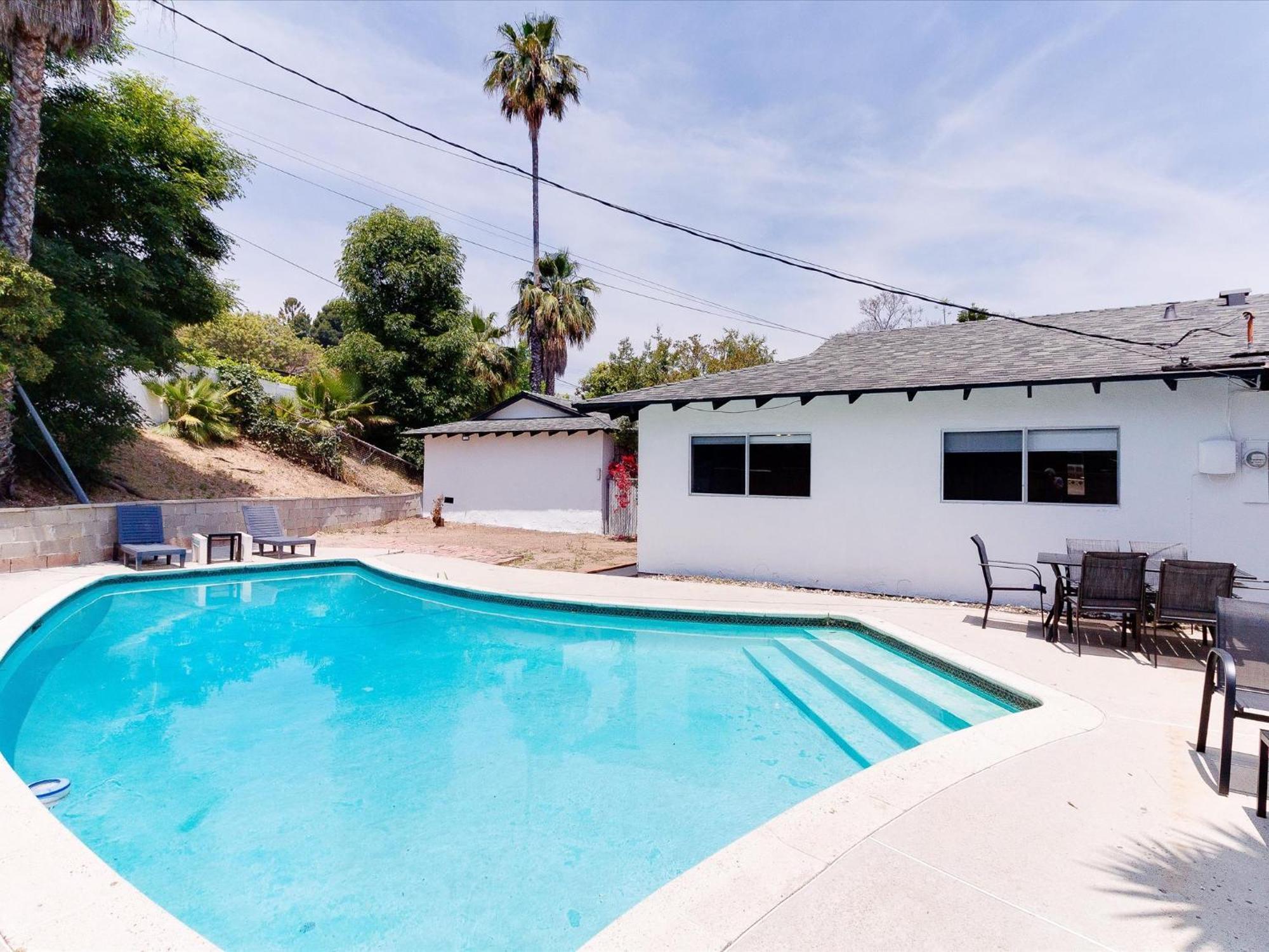 Charming 5 Bedroom Granada Hills House With Pool Holiday home *